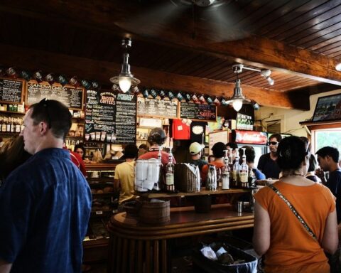 Un homme de 102 ans meurt après avoir été poussé dans un pub au Pays de Galles