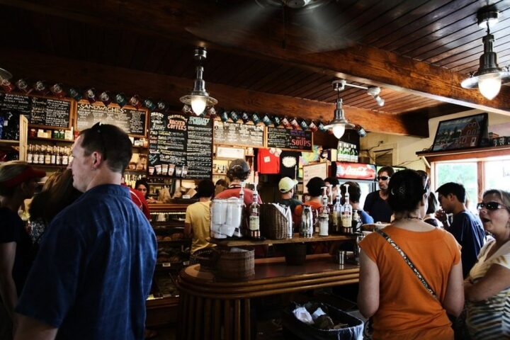 Un homme de 102 ans meurt après avoir été poussé dans un pub au Pays de Galles
