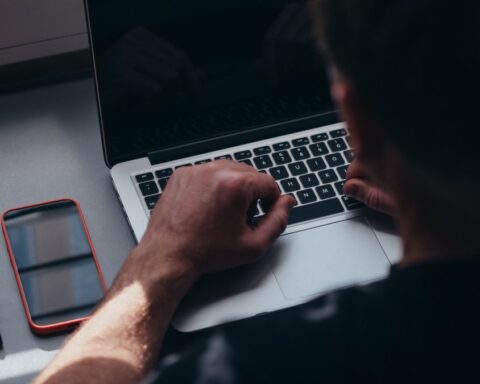 Un homme jugé à Nyon pour usurpation d'identité sur Facebook avec des menaces à l'encontre de collègues
