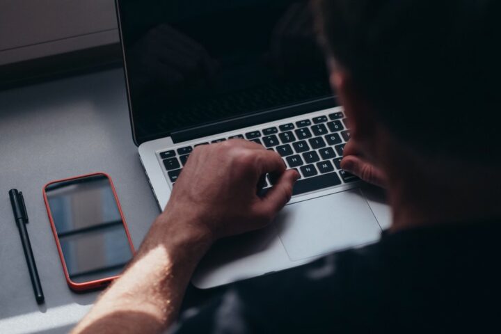 Un homme jugé à Nyon pour usurpation d'identité sur Facebook avec des menaces à l'encontre de collègues