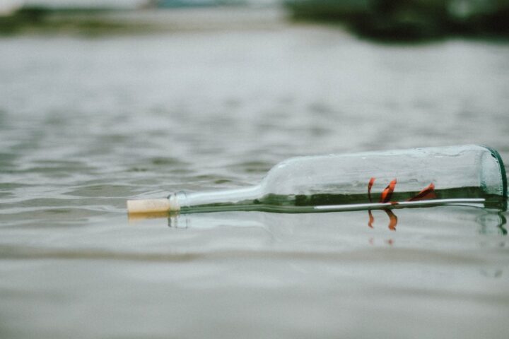 Un homme retrouve un message dans une bouteille lancé par deux sœurs en 1973