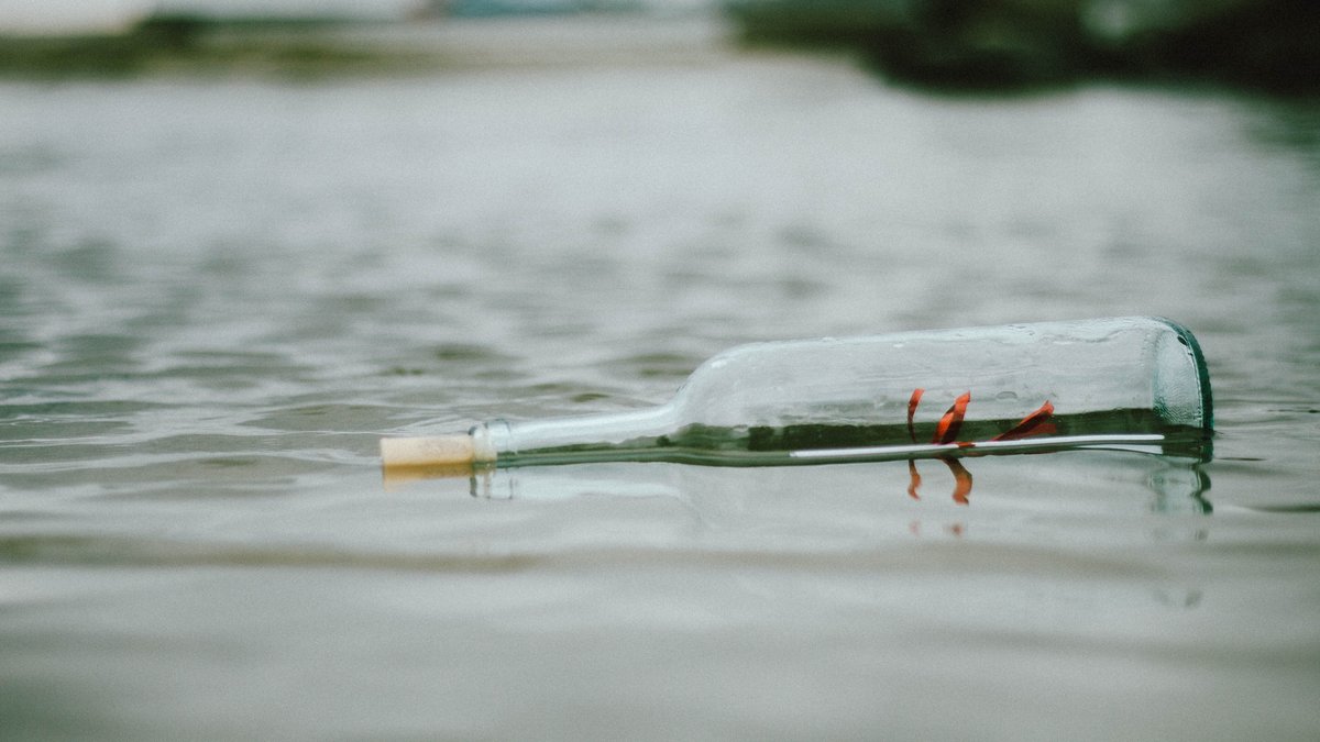Un homme retrouve un message dans une bouteille lancé par deux sœurs en 1973 1 Un homme retrouve un message dans une bouteille lancé par deux sœurs en 1973