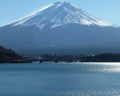 Un père abandonne son fils de 7 ans pendant huit heures sur le Mont Fuji pour finir l'ascension