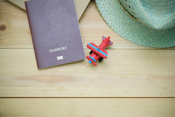 Un père français perd 3 000 euros de vacances en raison d'un passeport légèrement endommagé