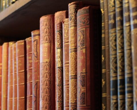 Un petit-fils restitue des livres empruntés par son grand-père à Llanrwst, 116 ans plus tard