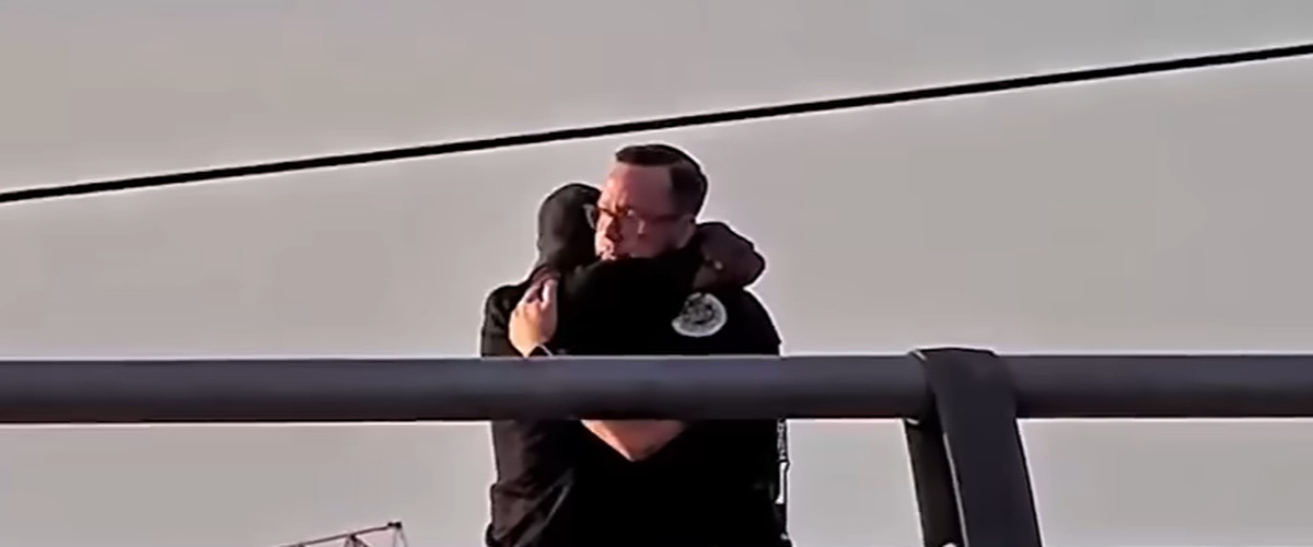 Un policier de Nashville sauve un homme menaçant de sauter d'un pont en direct