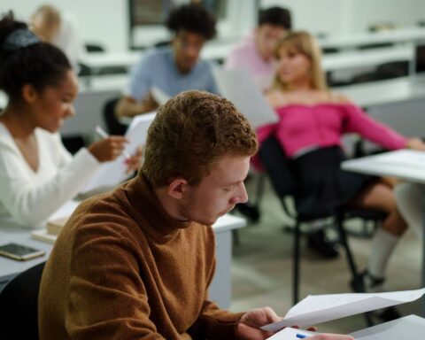 Un professeur américain révèle comment il a détecté 32 étudiants utilisant l'IA pour tricher