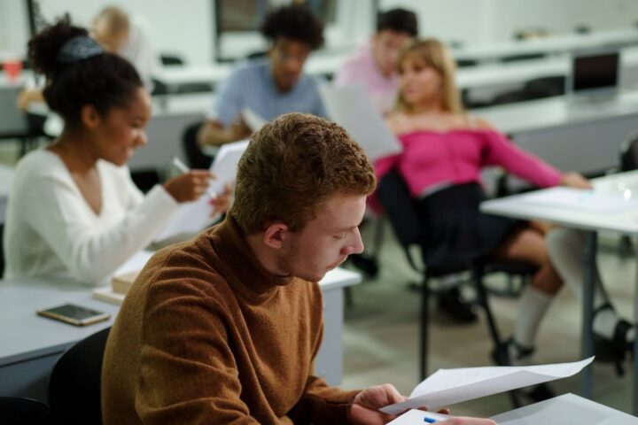 Un professeur américain révèle comment il a détecté 32 étudiants utilisant l'IA pour tricher