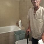 Un retraité arpente les difficultés locatives : il ne paie que la moitié du loyer face à l'absence de douche