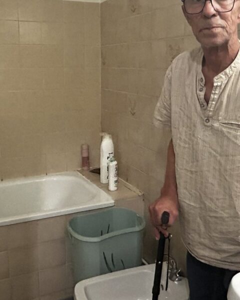 Un retraité arpente les difficultés locatives : il ne paie que la moitié du loyer face à l'absence de douche