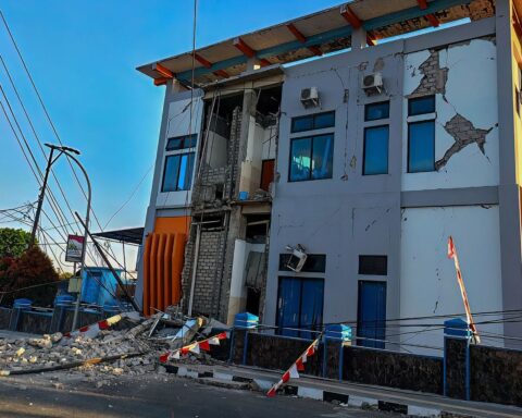Un séisme de magnitude 7,7 frappe l’Indonésie, une alerte au tsunami déclenchée