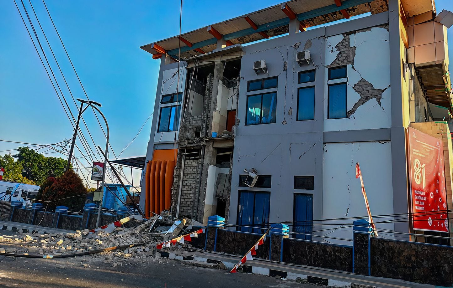 Un séisme de magnitude 7,7 frappe l’Indonésie, une alerte au tsunami déclenchée