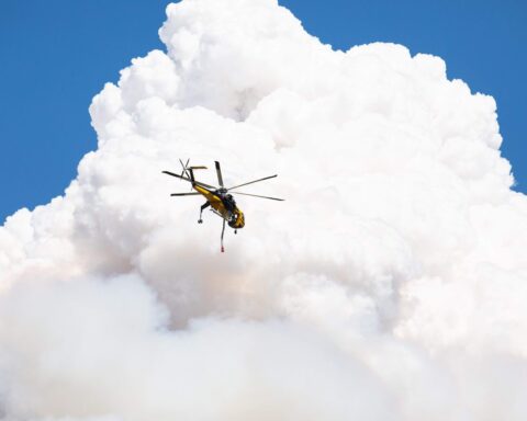 Un violent feu de forêt menace Reno, plus de 42.000 résidents évacués dans le Nevada