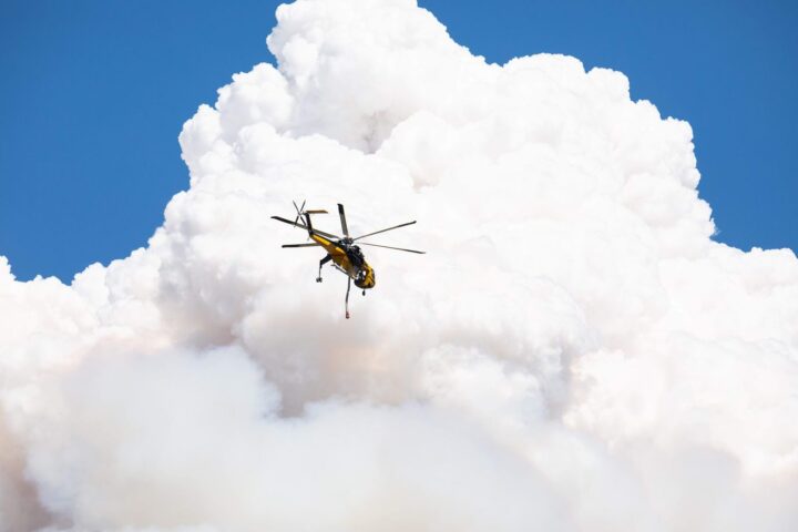 Un violent feu de forêt menace Reno, plus de 42.000 résidents évacués dans le Nevada