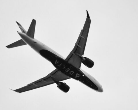 Un vol Paris-Seattle subit des mésaventures : retards, escales imprévues et repas avariés