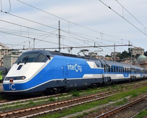 Une adolescente de 17 ans meurt percutée par un train en traversant les voies à Squinzano