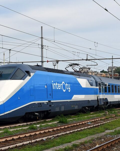 Une adolescente de 17 ans meurt percutée par un train en traversant les voies à Squinzano