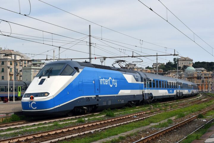 Une adolescente de 17 ans meurt percutée par un train en traversant les voies à Squinzano