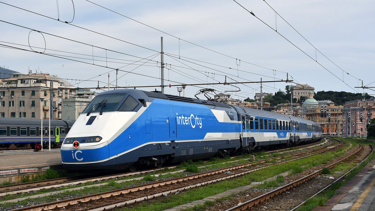 Une adolescente de 17 ans meurt percutée par un train en traversant les voies à Squinzano