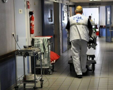 Une ancienne élue dénonce un enfer aux urgences du CHU d'Orléans après six jours sur un brancard