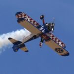 Une Britannique de 97 ans bat son propre record du monde de "wing walking" pour récolter des fonds