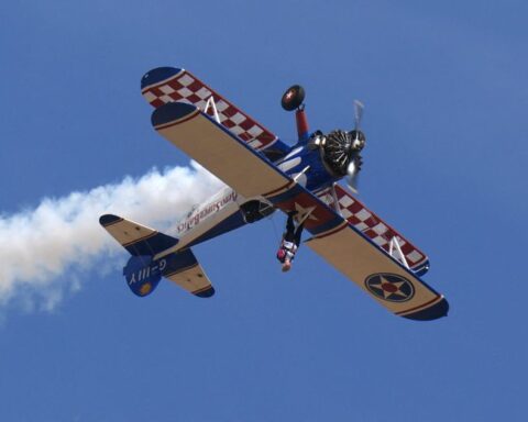 Une Britannique de 97 ans bat son propre record du monde de "wing walking" pour récolter des fonds