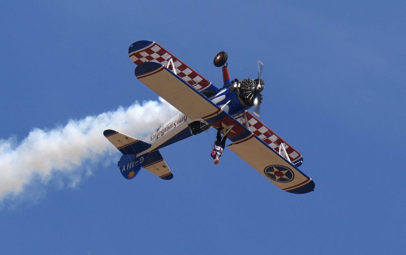 Une Britannique de 97 ans bat son propre record du monde de "wing walking" pour récolter des fonds