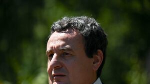 Une députée lance des œufs sur le Premier ministre du Kosovo en pleine crise politique