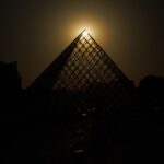Une éclipse solaire plonge une partie de l'Europe dans l'obscurité, photos marquantes depuis Paris et Madrid