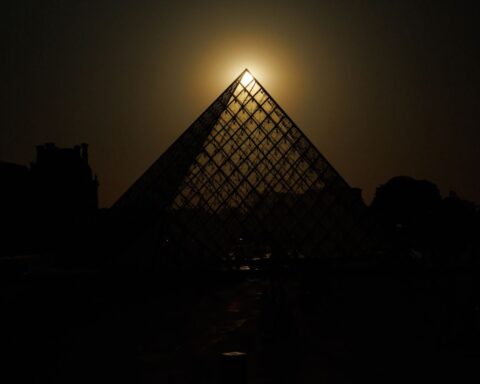 Une éclipse solaire plonge une partie de l'Europe dans l'obscurité, photos marquantes depuis Paris et Madrid