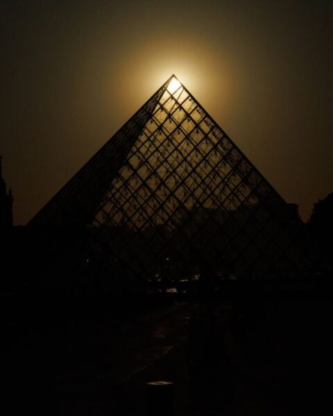 Une éclipse solaire plonge une partie de l'Europe dans l'obscurité, photos marquantes depuis Paris et Madrid