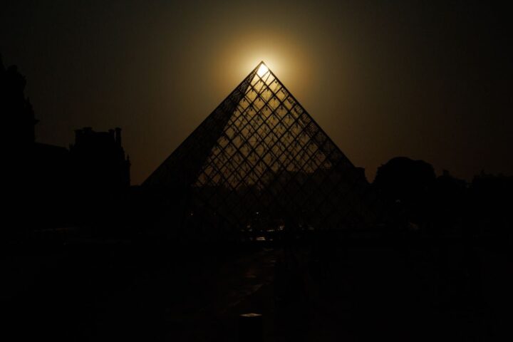 Une éclipse solaire plonge une partie de l'Europe dans l'obscurité, photos marquantes depuis Paris et Madrid