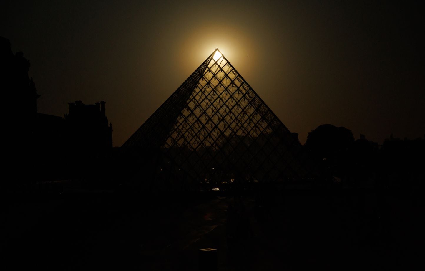 Une éclipse solaire plonge une partie de l'Europe dans l'obscurité, photos marquantes depuis Paris et Madrid