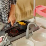 Une fillette de 3 ans décède en Floride après avoir été retrouvée coincée dans une cuisine en bois pour enfants