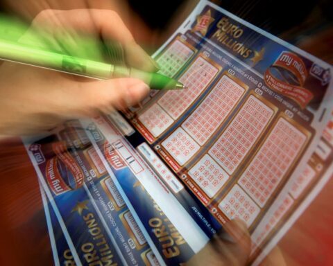 Une mère galloise récupère un ticket de loterie gagnant de 12 millions de livres après l'avoir jeté à la poubelle