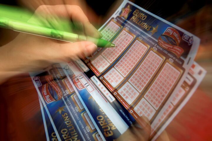 Une mère galloise récupère un ticket de loterie gagnant de 12 millions de livres après l'avoir jeté à la poubelle