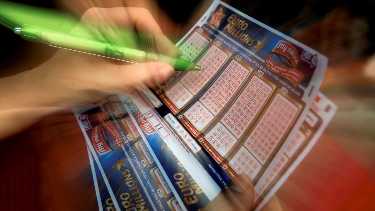 Une mère galloise récupère un ticket de loterie gagnant de 12 millions de livres après l'avoir jeté à la poubelle