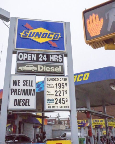 Une station-service dans l'État de New York propose 20 % de réduction sur le carburant pour des pas de danse