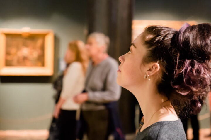 Visiter des musées ou aller au cinéma pourrait ralentir le vieillissement, selon une étude japonaise
