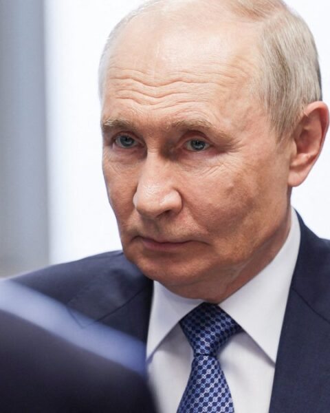 Vladimir Poutine menace de saisir des navires occidentaux en réponse à l'arraisonnement de la flotte fantôme russe