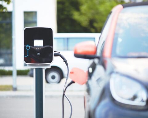 Voitures électriques : le remplacement des moteurs thermiques transforme le marché de l'occasion.