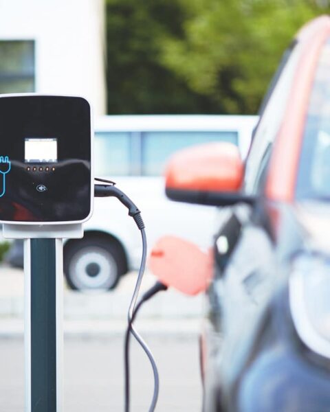 Voitures électriques : le remplacement des moteurs thermiques transforme le marché de l'occasion.