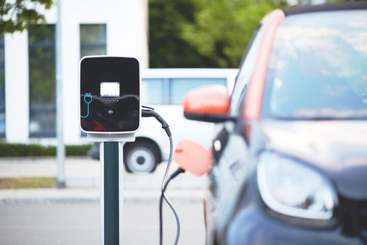 Voitures électriques : le remplacement des moteurs thermiques transforme le marché de l'occasion.
