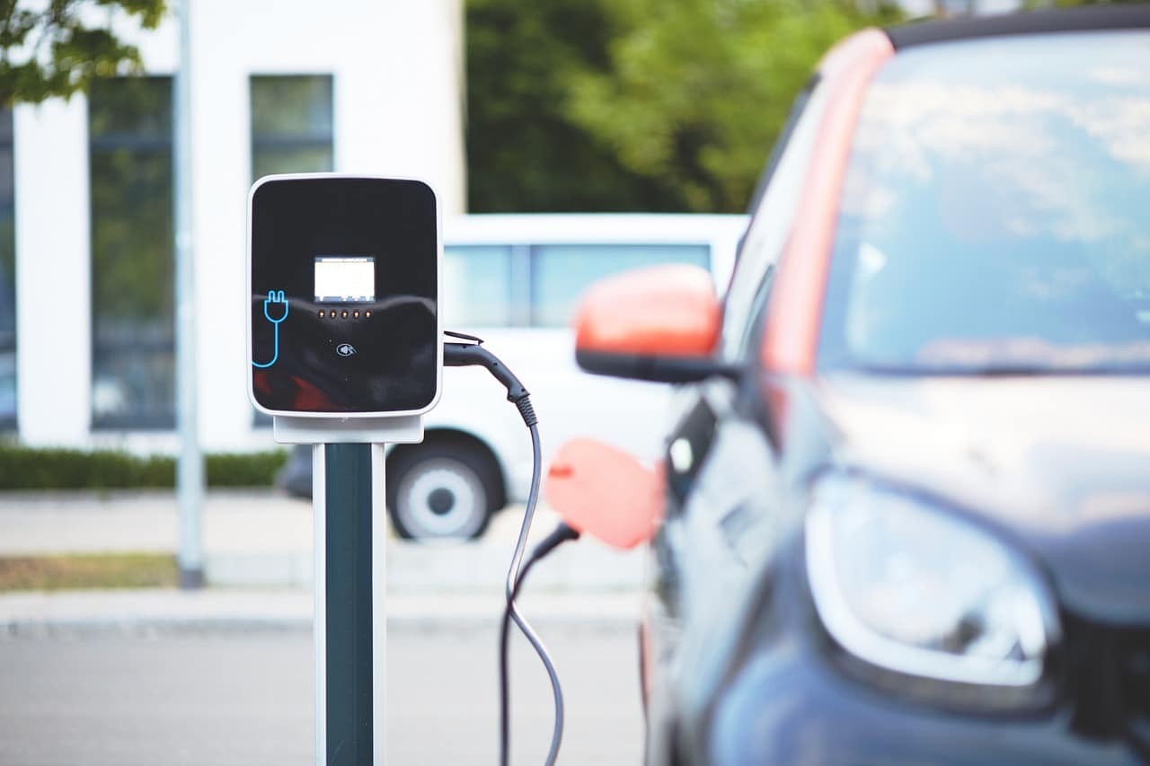 Voitures électriques : le remplacement des moteurs thermiques transforme le marché de l'occasion.