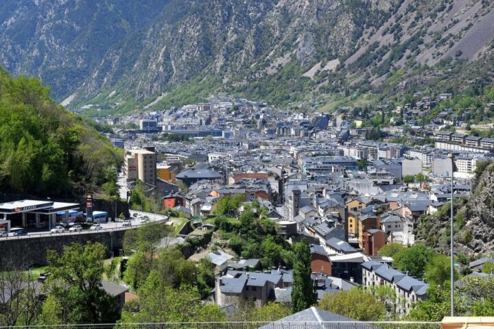 Vol de voitures de luxe en Andorre : quatre véhicules récupérés, deux suspects en fuite