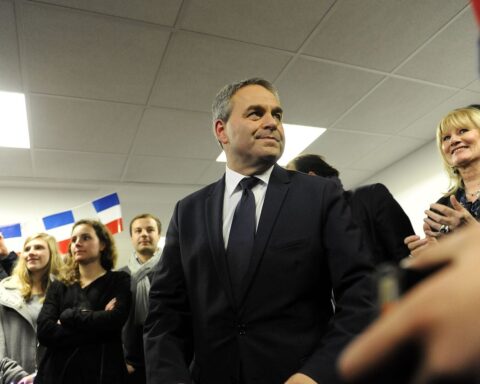 Xavier Bertrand annonce sa candidature à la présidentielle de 2027, écartant les primaires