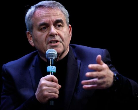 Xavier Bertrand anticipe la présidentielle 2027 en cherchant à « tester ses idées » auprès des Français