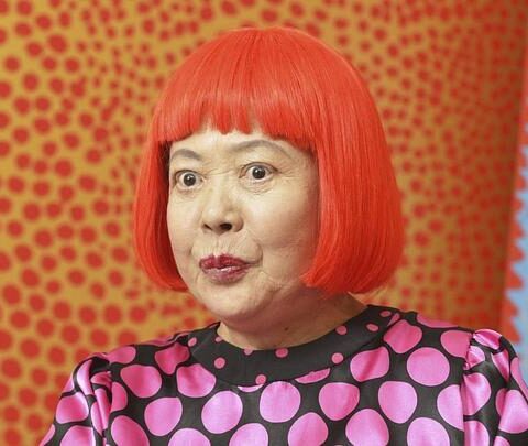 Yayoi Kusama : de l'enfance troublée à l'icône mondiale de l'art contemporain