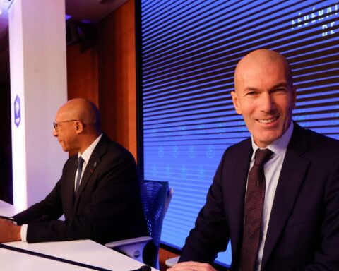 Zinedine Zidane rappelle Roberto Falvo, cuisinier historique des Bleus depuis 1998