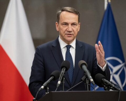 Radosław Sikorski estime que la Pologne vaincrait rapidement la Russie en cas d’attaque